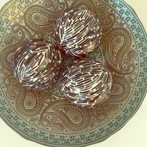 Plate with balls